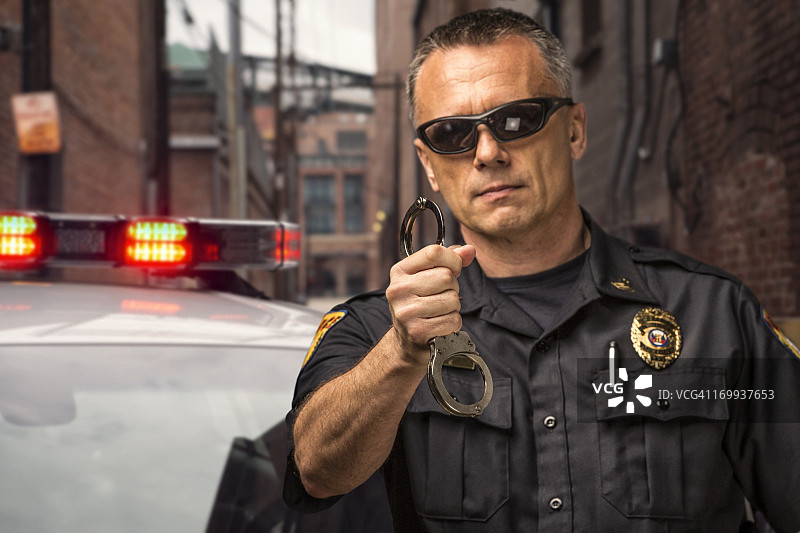 警察拿着手铐图片素材