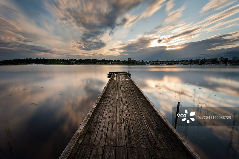 湖中木制码头居中视角图片素材
