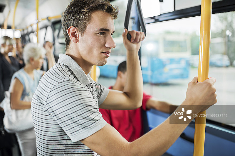 乘坐公交车的年轻人图片素材