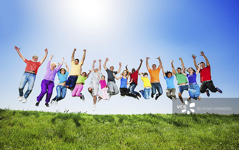 晴空下跳跃的人群图片素材