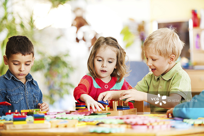 快乐的儿童一起玩耍图片素材