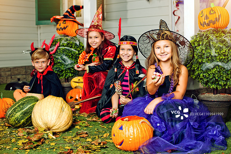 孩子们庆祝万圣节图片素材