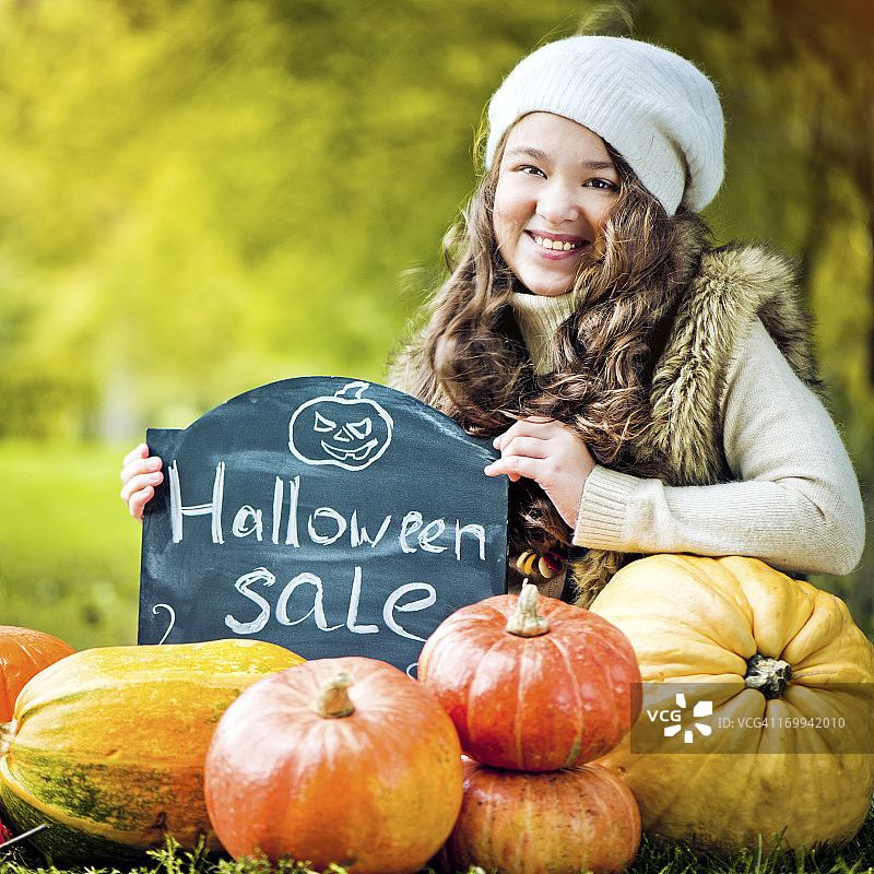 拿着南瓜的小女孩图片素材