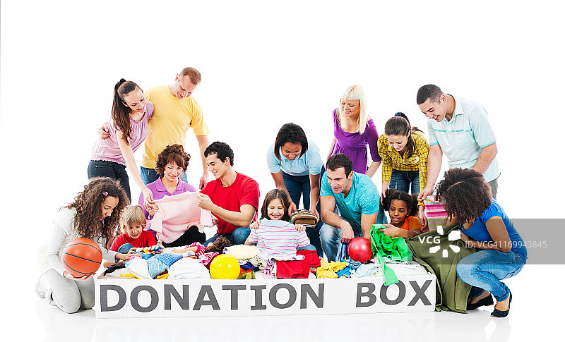 装满捐赠物品的捐赠箱图片素材