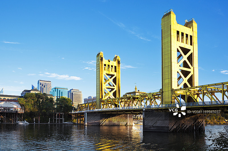 秋季的萨克拉门托升降桥图片素材