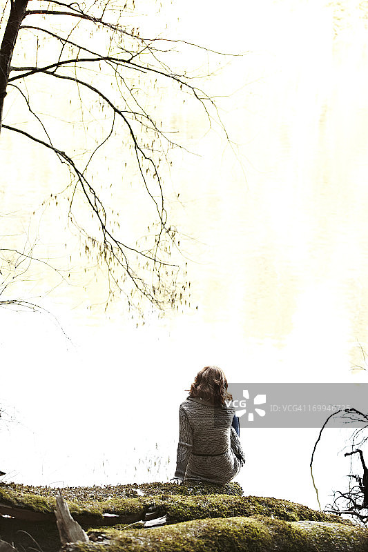 在原木上放松的女人图片素材