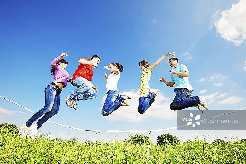 跳跃的年轻人图片素材