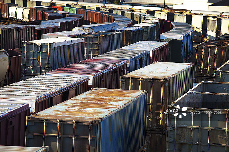 铁路货场中的货运列车图片素材