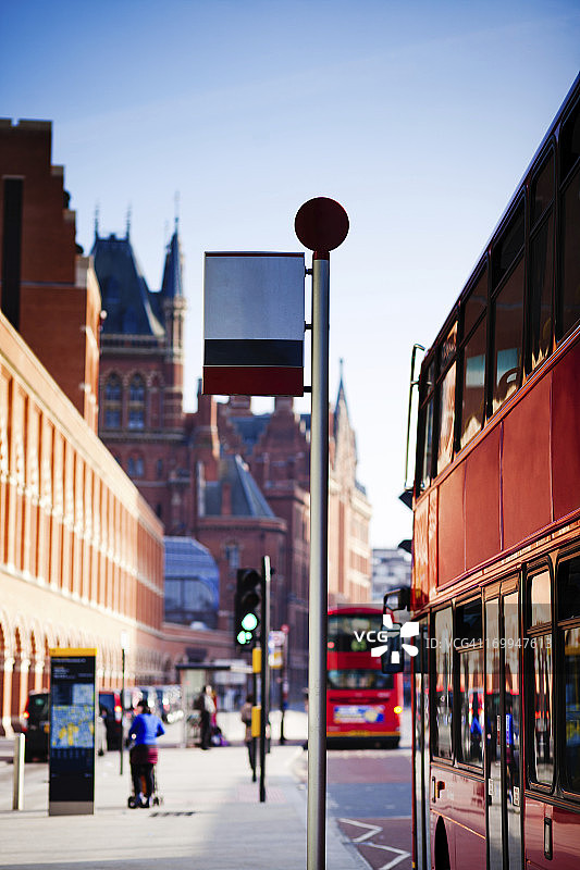 伦敦圣潘克拉斯车站的双层巴士图片素材