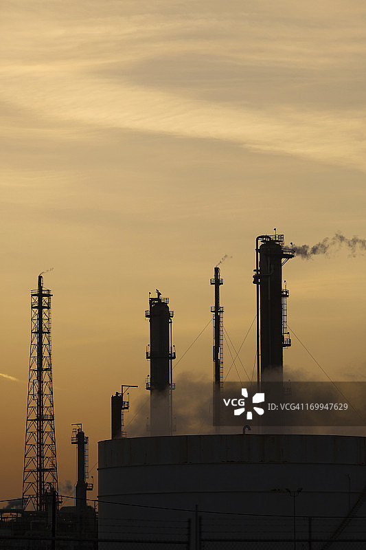 日落时分的石油炼油厂轮廓图片素材