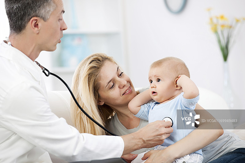 儿科医生检查婴儿患者图片素材