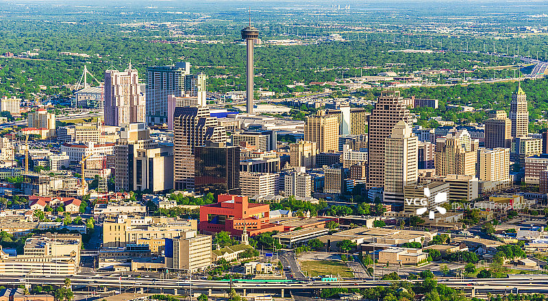 从直升机上俯瞰圣安东尼奥城市天际线图片素材