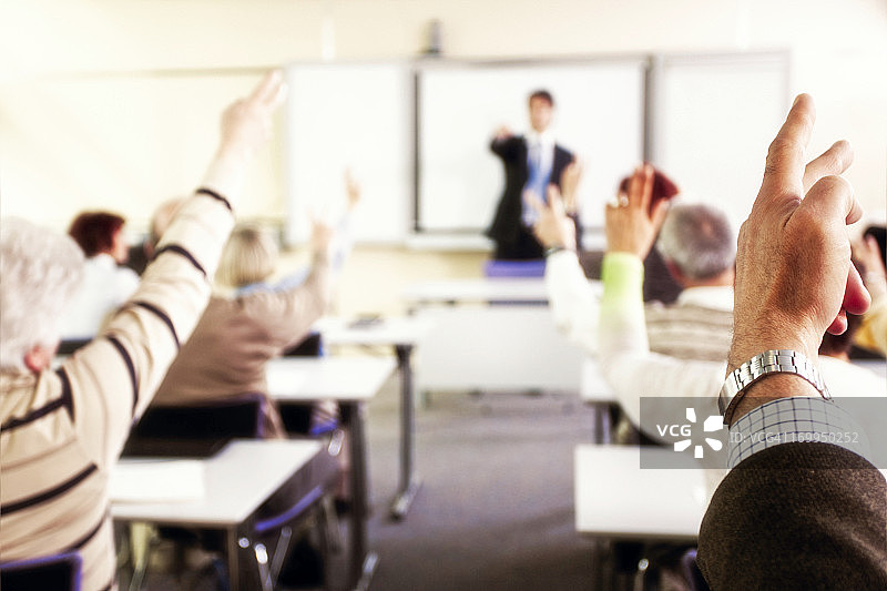研讨会上成年学生举手图片素材