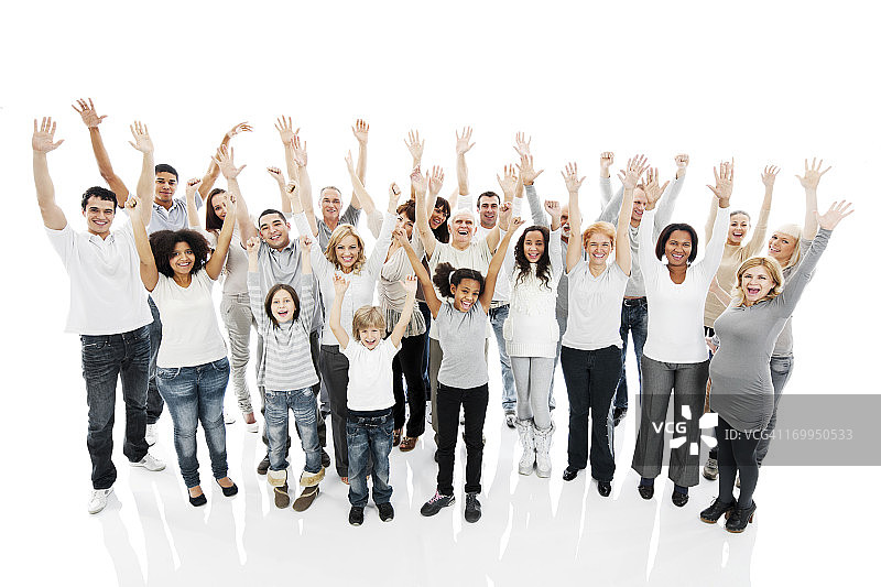 一大群举手欢呼的人图片素材
