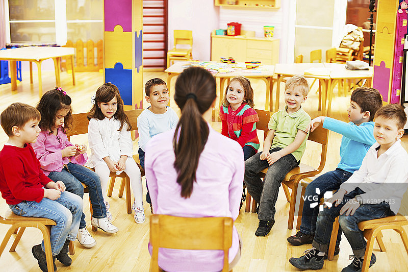 和幼儿园老师在一起的孩子们图片素材