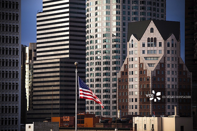 美国国旗和洛杉矶市中心摩天大楼图片素材