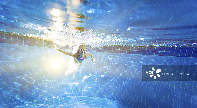 在游泳池里的女孩图片素材