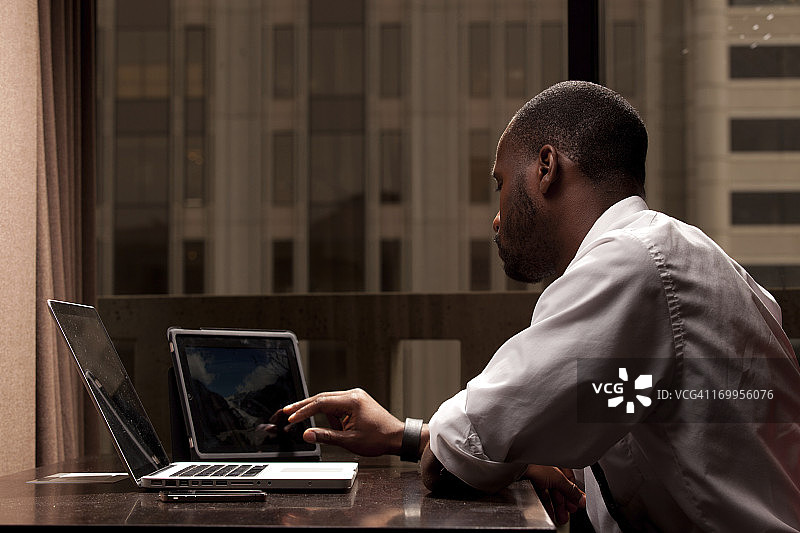 使用平板电脑工作的男人图片素材