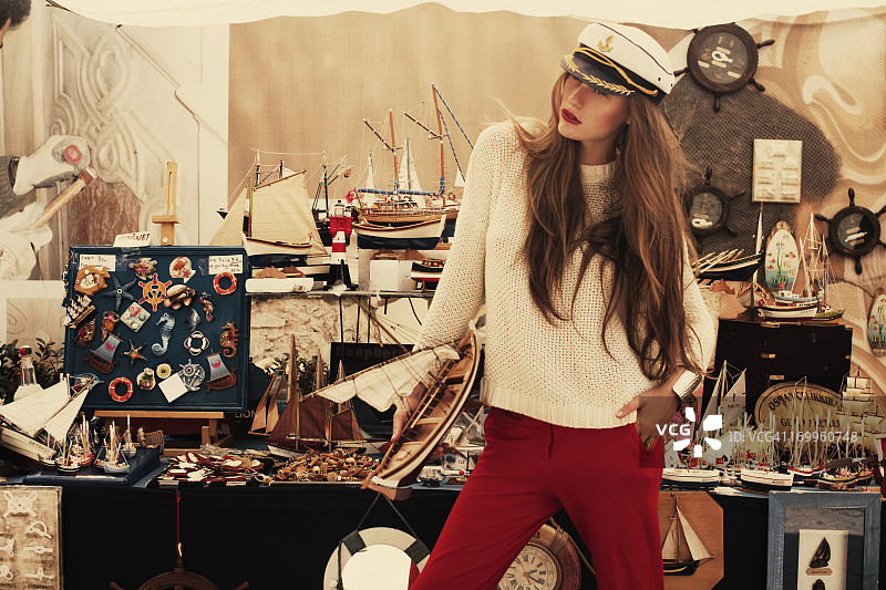 在微型船商店里的时尚模特图片素材