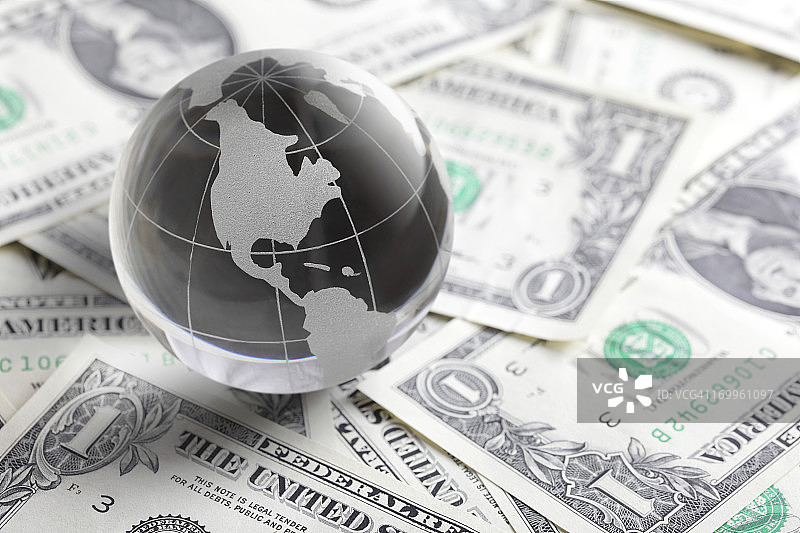 玻璃地球仪和钱币图片素材