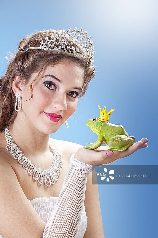 金发公主准备亲吻青蛙王子图片素材