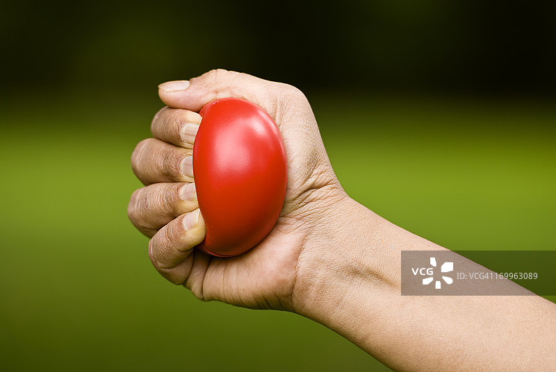 手挤压红色压力球图片素材