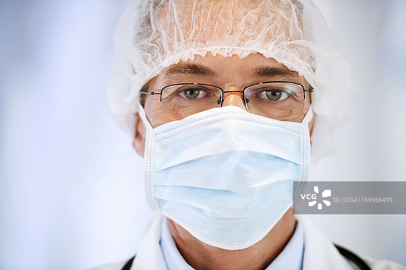 戴外科口罩的男医生特写图片素材