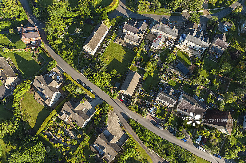 风景如画的乡村住宅绿色夏季花园鸟瞰图图片素材