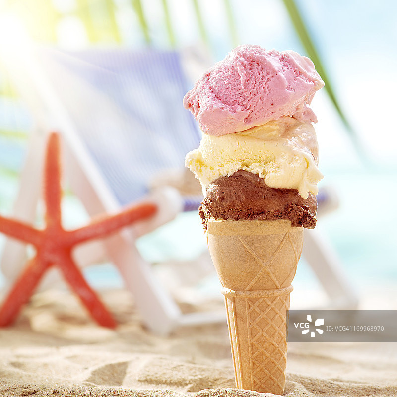 沙滩上融化的冰淇淋图片素材