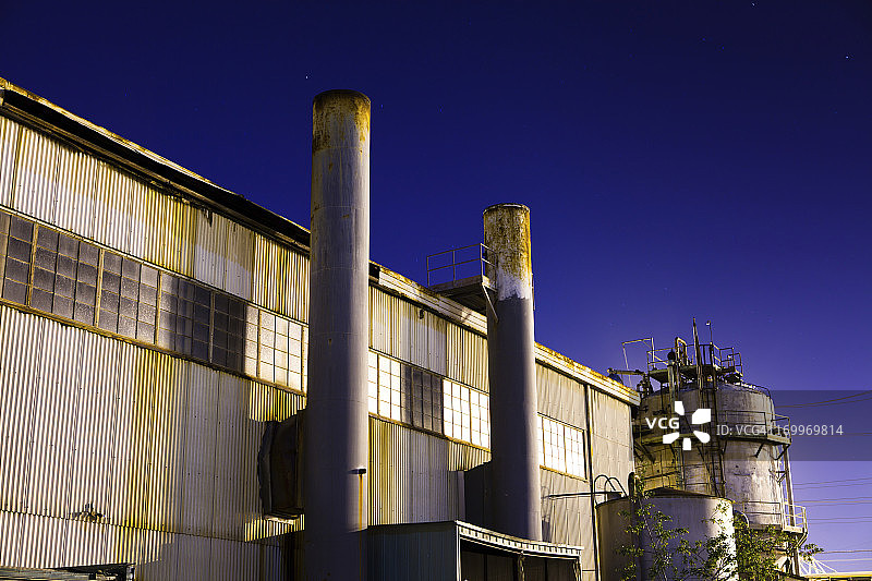 夜间废弃的波纹金属仓库图片素材