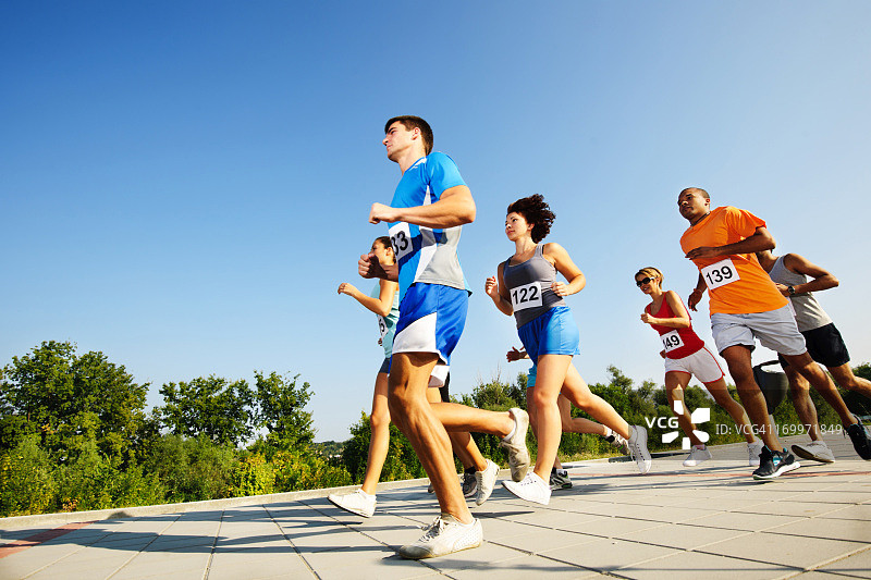 越野赛跑中的一群赛跑者图片素材