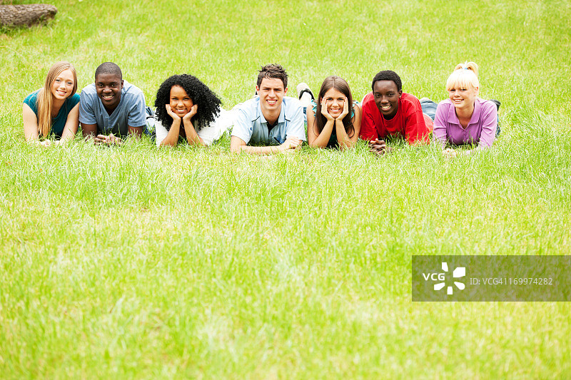 一群青少年朋友躺在草地上图片素材