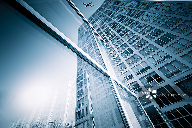 带有飞机的摩天大楼图片素材