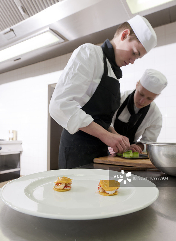 准备美食的学生厨师（特大图）图片素材