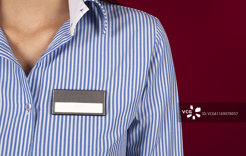 衬衫上的空白姓名牌图片素材