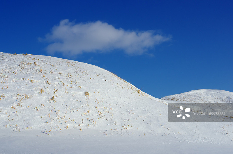 冬季山丘与蓝天图片素材