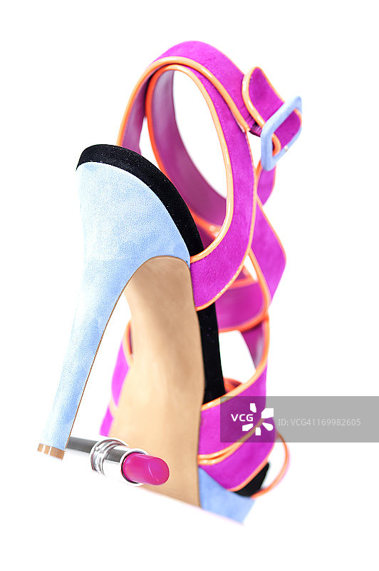 精致高跟凉鞋与同色系口红图片素材