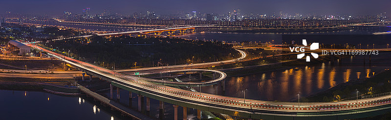 韩国首尔霓虹夜间高速公路交通城市全景图片素材