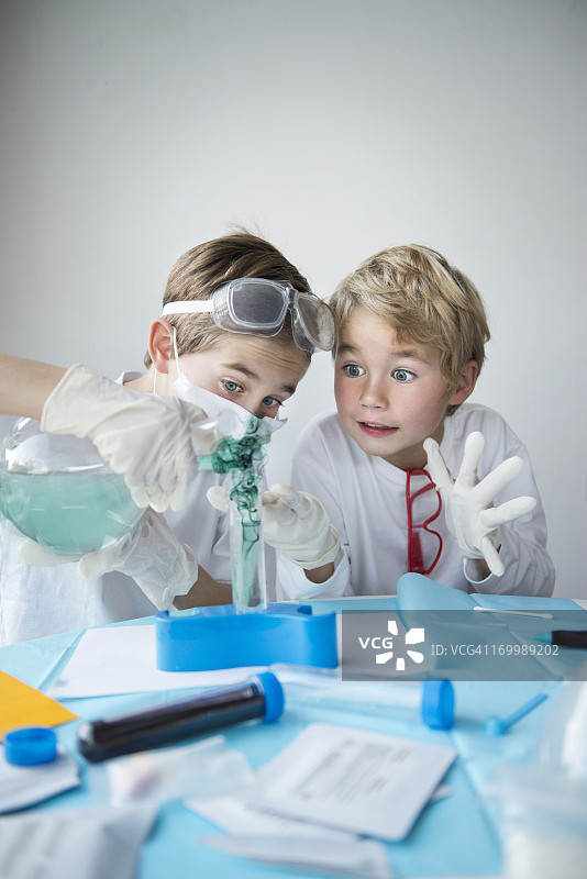 孩子们用实验设备做实验图片素材