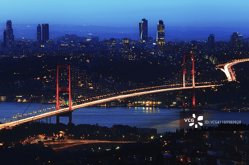 夜色中的博斯普鲁斯海峡大桥图片素材