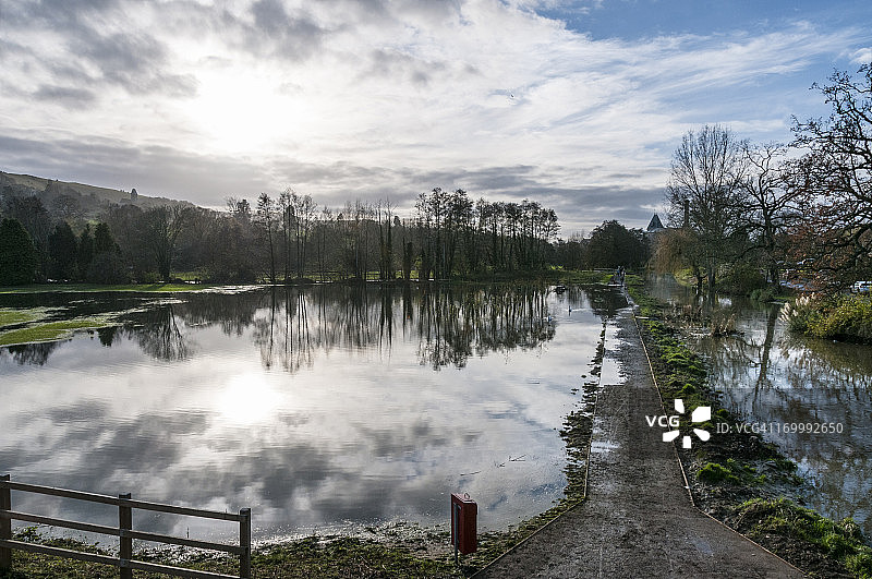英国格洛斯特郡被洪水淹没的河流图片素材