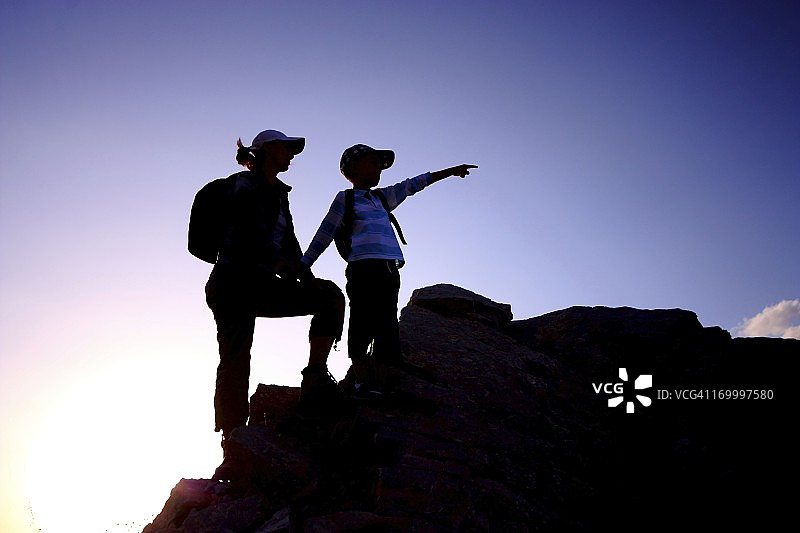 母子徒步旅行图片素材