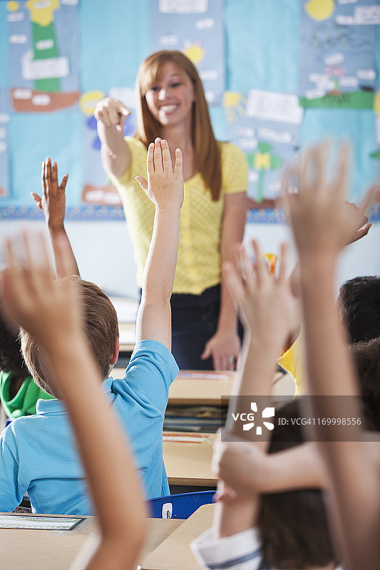 小学生课堂举手图片素材