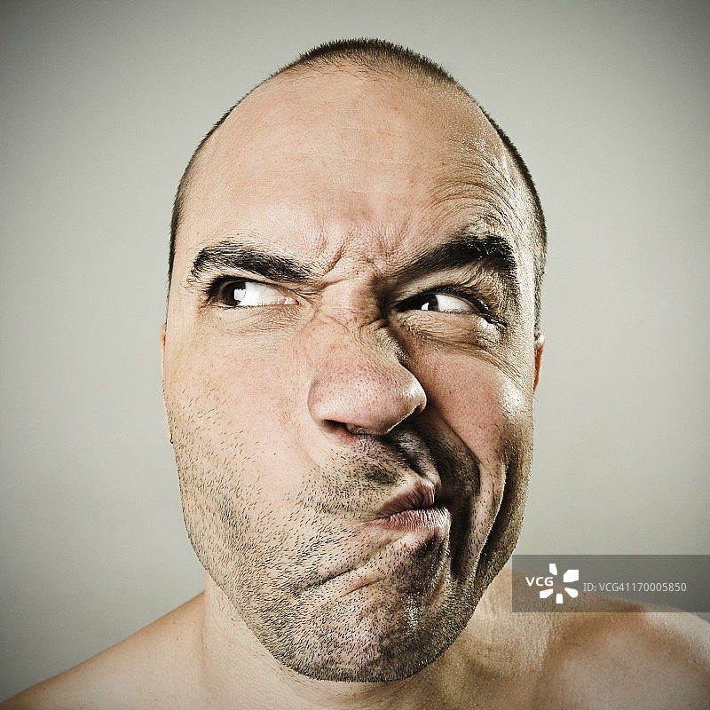 男人做鬼脸图片素材