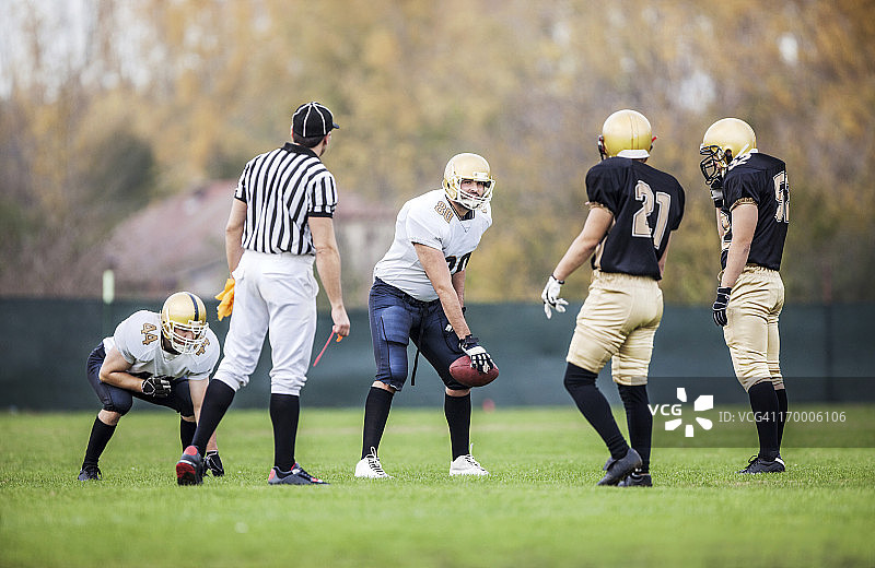 橄榄球运动员的站位图片素材