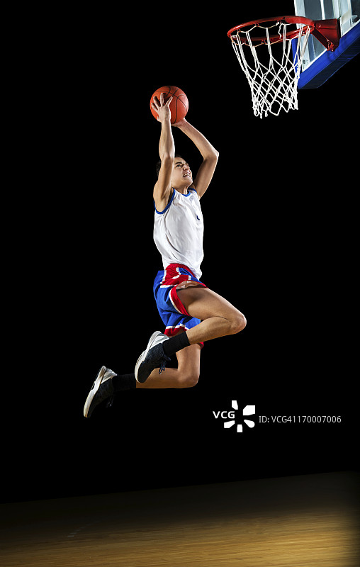 篮球运动员大力扣篮图片素材