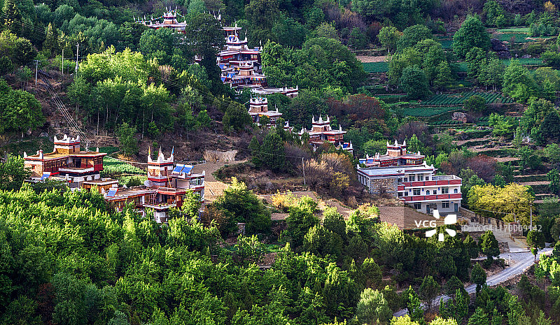 中国四川甲居藏族聚居区村寨风光图片素材