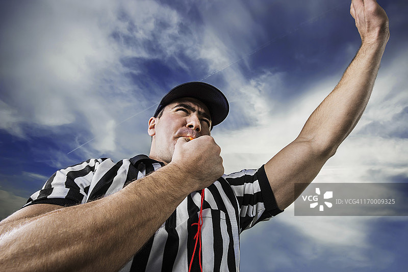 云彩中的裁判图片素材