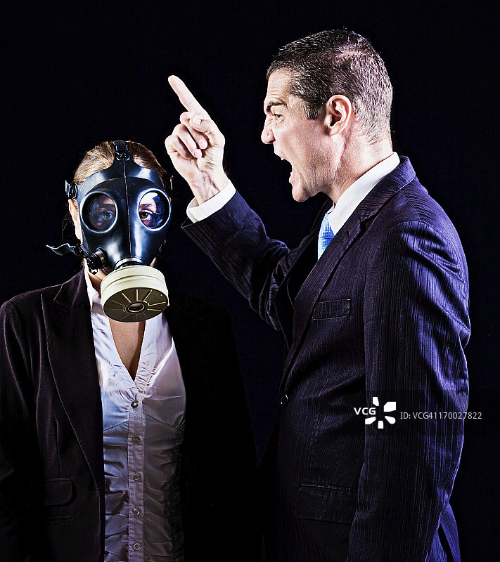 宣读骚乱法案！男子对戴着防毒面具的冷漠女性大喊大叫图片素材