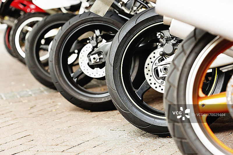 一排摩托车车轮图片素材